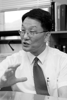 [현대·기아차가 쩔쩔] 건교부 권인식 사무관 누구이기에