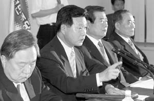 한화갑 민주당 대표 ‘백지신당론’으로 주목