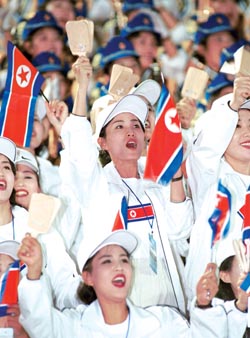 인기폭발! 북측 응원단의 겉과 속