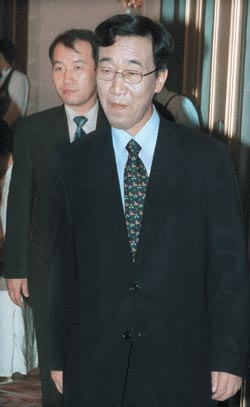 김정태국민은행장 스톡옵션 행사 도덕성 논란