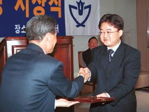 ‘김대업 테이프...’ 보도 기협 선정 ‘이달의 기자상’ 본지 구자홍 기자 수상