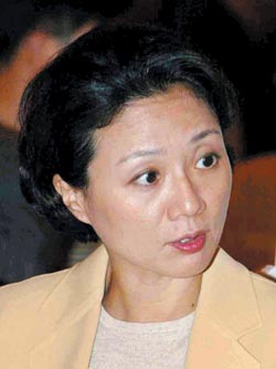 정몽준 부인 김영명 씨  본지 보도 남편월급 부인해 빈축
