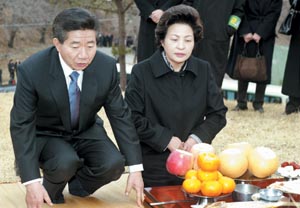 노무현 대통령 당선자 당선 후 처음으로 고향 찾아