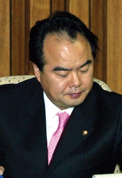 윤경식 의원 화사한 넥타이 ‘앗 실수’