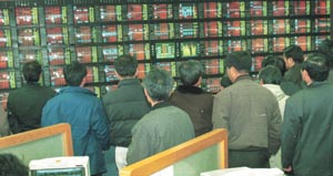 루머의 진원지 전문 정보꾼 돌아다닌다