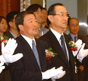 지주회사 출범시킨 LG의 고민