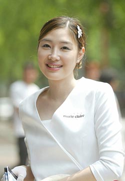 ‘[LOOK @ ME] 탱탱한 젊음 빵빵한 자신감 로드 도우미 유미진씨