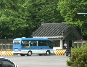 솟아오르는 바리케이드 청와대 사고소동 전말
