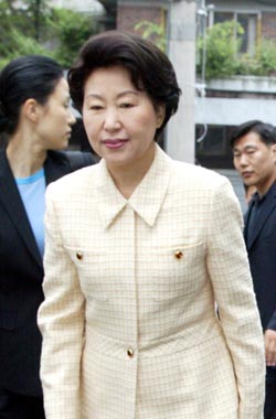 한인옥씨 전당대회 앞두고 귀국해 뒷말