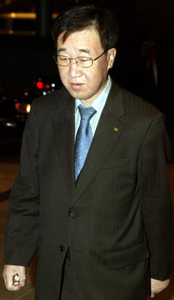 낙마설 끊이지 않는 김정태 국민은행장