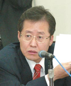 홍준표 의원 “니코틴 껌” 해명