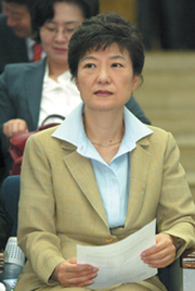 박근혜 전 한나라당 대표 - ‘통화 연결’ 두고 기자들과 신경전