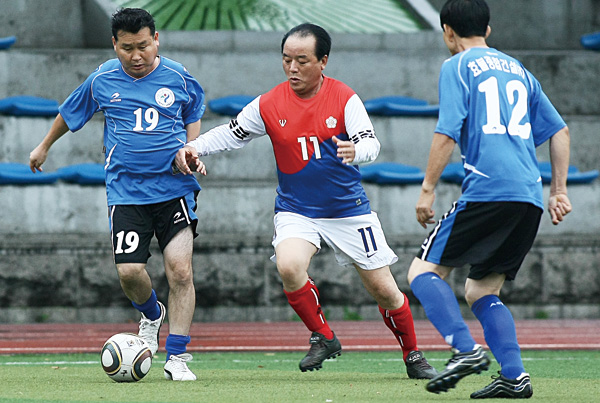 ‘정치보다 더 좋아’ 국회의원들 유쾌한 축구사랑