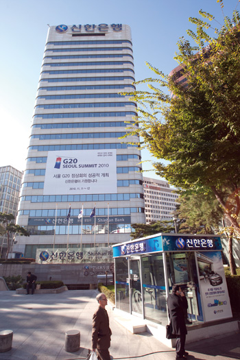 창업주주 동거녀 50대 여인과 진실게임 이백순 신한은행장 피소 내막