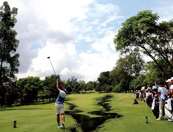 열흘 사이 회장 세 번 바뀐 KLPGA 힘겨루기 파문