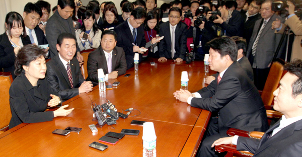 비대위원장 맡은 박근혜 앞날 미리보기