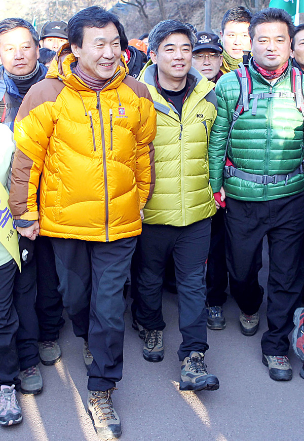 손학규 산행정치로 대권 승부수 띄우는 내막