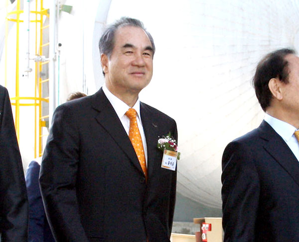 윤석금 웅진 회장 M&A 갈지자 행보 왜?