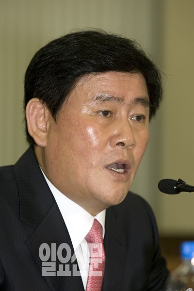 '박근혜의 남자' 최경환 "내게 침을 뱉어달라" 전격 사퇴