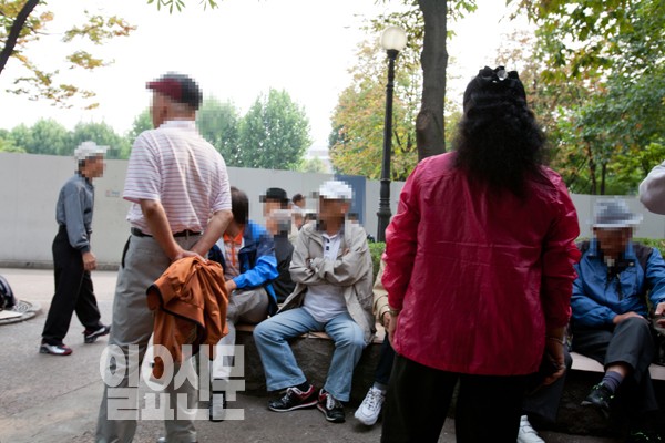"콘돔이 왜 필요혀" 병 키우는 어르신들 어찌할꼬