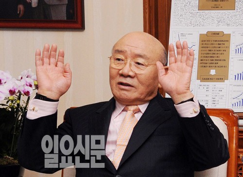 '반란수괴' 전두환 전 대통령에게  '외교관 여권' 발급