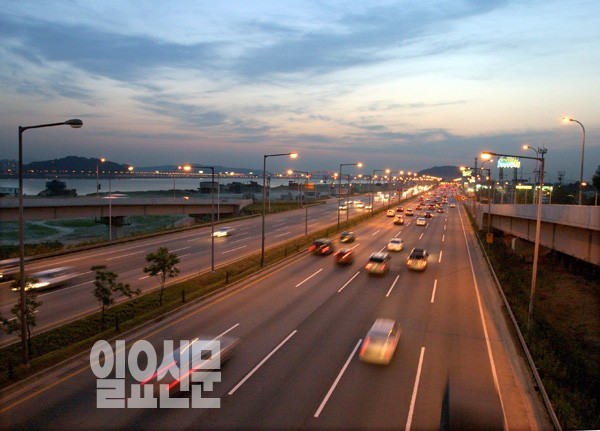 자가 운전자 희소식 "서울 휘발유값 2000원대 곧 붕괴"