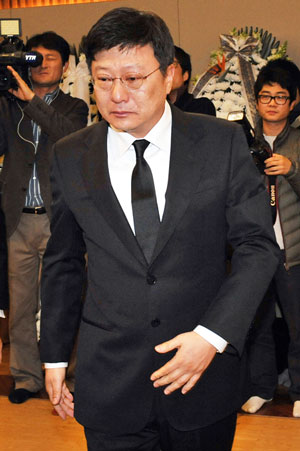 논란 중인 ‘박지만 빌딩’  텐프로 룸살롱 직접 가봤다