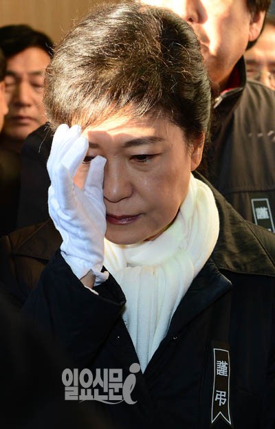 박근혜, 최측근 이춘상 보좌관 영결식 참석해 '눈물'