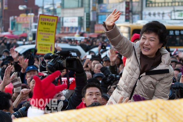 '신천지 연루설' 박근혜 입 열었다…"야당이 거짓말" 적극 해명