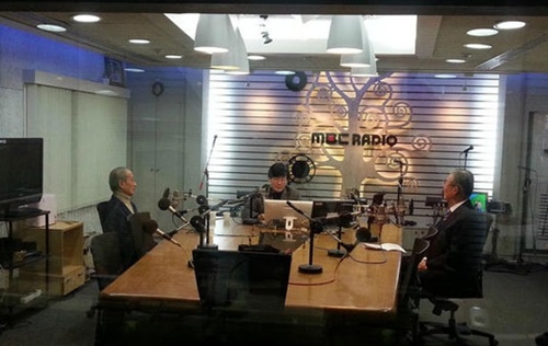 김종인 "박, 제왕적 후보? 언론서 붙인 말" vs 윤여준 "유일하게 언론자유 누린다"