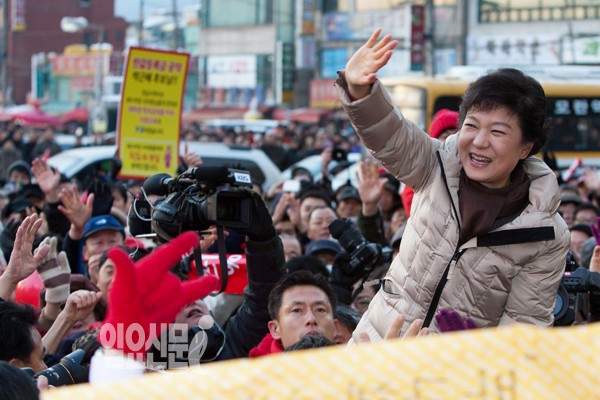 "우리가 남이가~" 박근혜, 부산 시작으로 마지막 '경부선 유세'