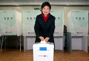 "겸허한 마음으로 기다리겠다" 박근혜 후보 오전 8시 15분 투표