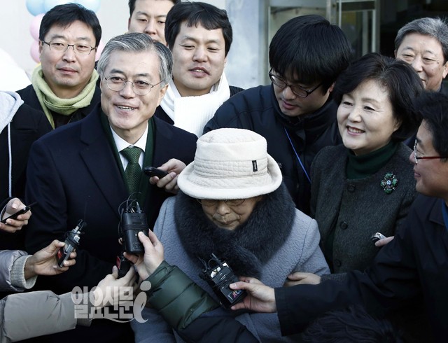 ‘정치 1번지’ 종로구 투표 현장…"선거는 축제" 투표열기, 추위도 녹였다