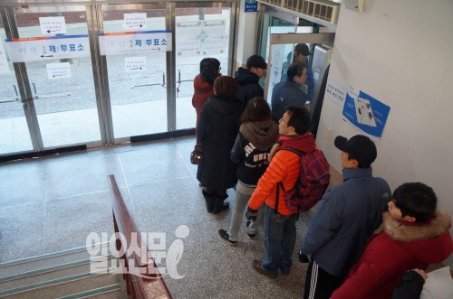 '여론풍향계' 여의도 제1·제3 투표 현장…·"생애 첫 투표 꼼꼼 비교" "차악 선택하러 왔다" 신념 투표