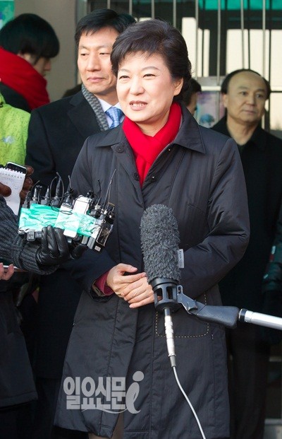 [속보] 박근혜, 지상파 3사 출구조사에서 문재인 앞서…1.2% 차 초박빙 승부