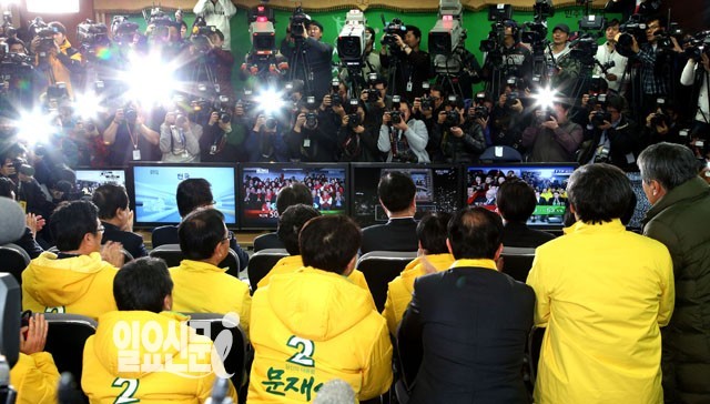 민주당, 출구조사 발표에 침울 "남은 부재자·해외투표, 우리가 유리"