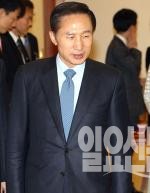 이명박 대통령, 박 후보에게 "수고했다" 축하 전화... 청와대 "박근혜 당선, 대한민국의 위대한 선택"