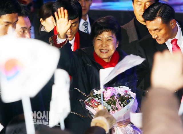 "박정희의 딸 청와대 입성" 박근혜 당선 외신 반응 살펴보니