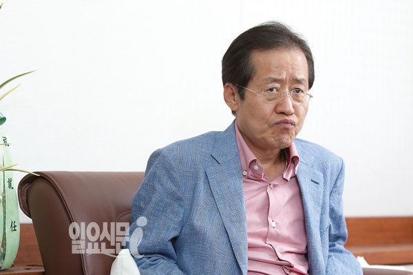 "MBC 사장 한 번 해보실라우?" 홍준표 지사, 손석희 교수에게 돌발 제안
