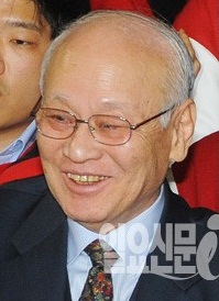 "박근혜 당선인 부럽지 않다"...김용준 인수위원장 권한과 예우 살펴보니