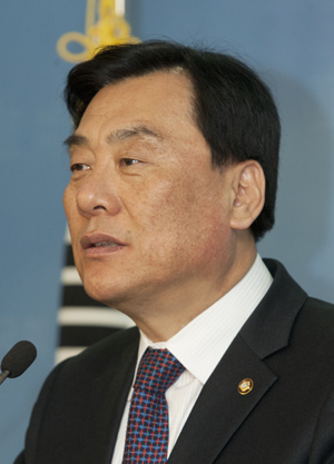 민주통합당 신임 원내대표에 3선 박기춘 의원…비대위원장도 겸임
