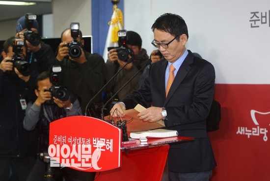 [속보] 윤창중 "인수위 구성은 국민대통합 위한 박 당선인의 강한 의지 반영"... 야당 반대는 '유감'