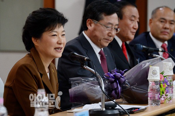18대 대통령직 인수위 공식 출범... 박 당선인, "가장 모범적인 인수위 돼 달라" 당부