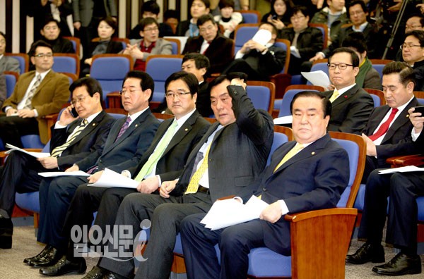 이러니 될 일도 안되지… 민주당 의총 풍경