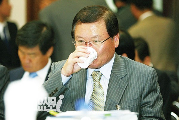 여권 주변서 '이동흡 자진사퇴론' 고개... 오늘 오후 새누리당 '의총' 분수령