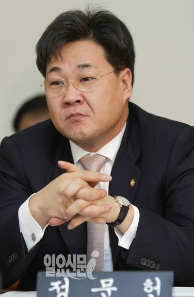 'NLL 대화록' 주장한 정문헌 검찰 출석…"의혹은 사실이다"