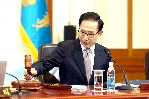 (속보) 이명박 대통령, 특별 사면 강행…박 당선인과의 충돌 불가피