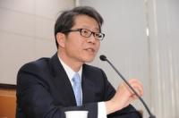 류길재 장관 "개성공단 정상화 대화 통해 해결해야"