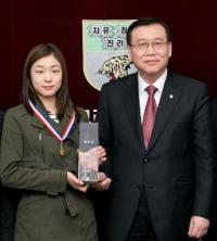 '피겨여제' 김연아, 고려대서 공로상..."학교와 국가 명예 드높였다"