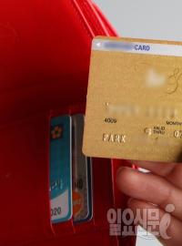 신용카드 소득공제율 15%→10%로…현금·체크카드는 30% 유지